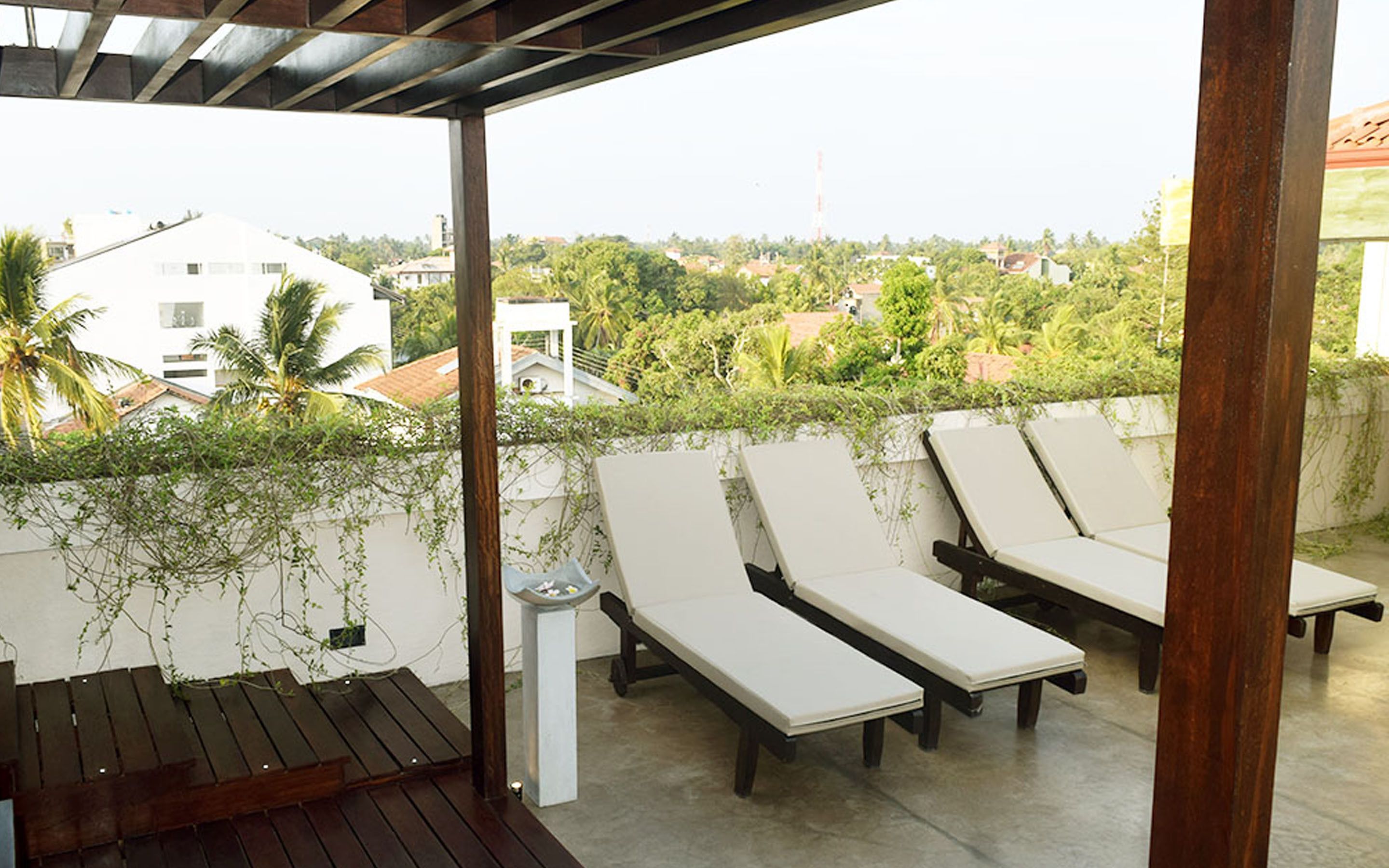 Couples treatment rooms, hot tub, body treatments, aromatherapy