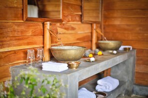 Ilmaiset hygieniatuotteet, tohvelit, bidee, pyyhkeet