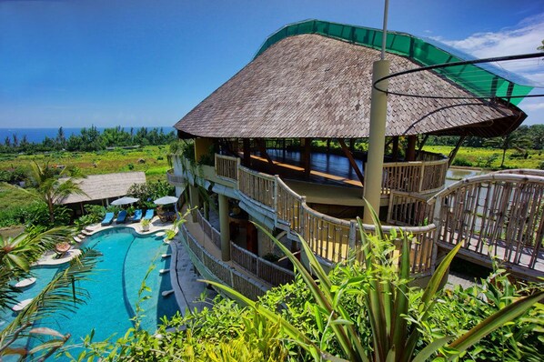 Utendørsbasseng og et naturlig basseng