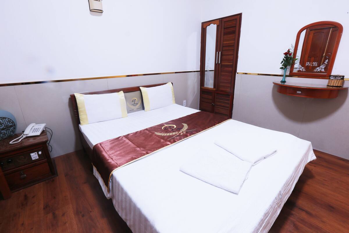 Quarto solteiro luxo | Frigobar, escrivaninha, Wi-Fi de cortesia