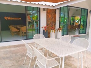 Café da manhã, almoço e jantar; culinária internacional