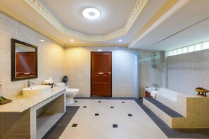 Suite de luna de miel | Baño | Ducha, artículos de higiene personal gratuitos, albornoces y zapatillas