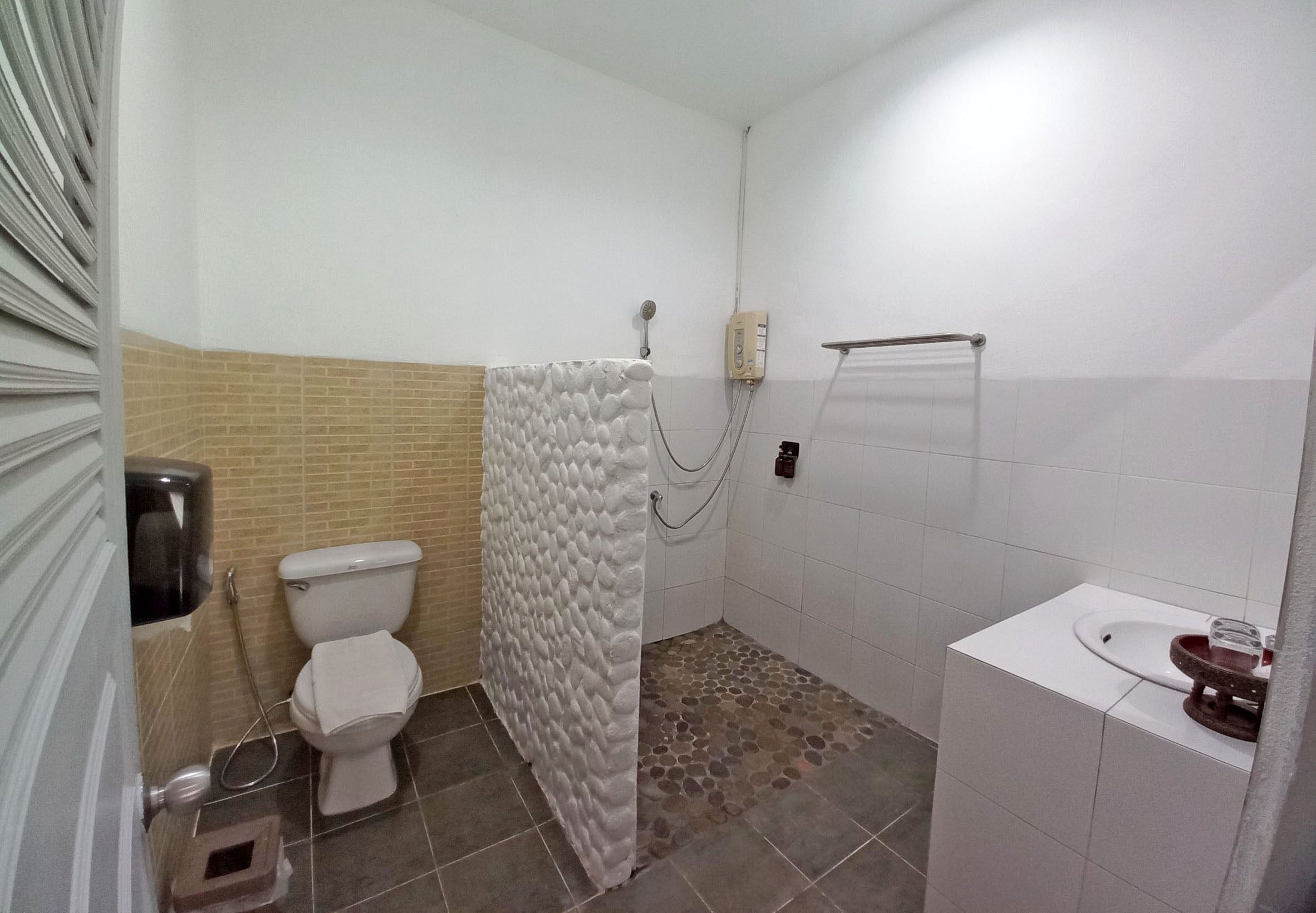 Un baño con inodoro, ducha y lavamanos.