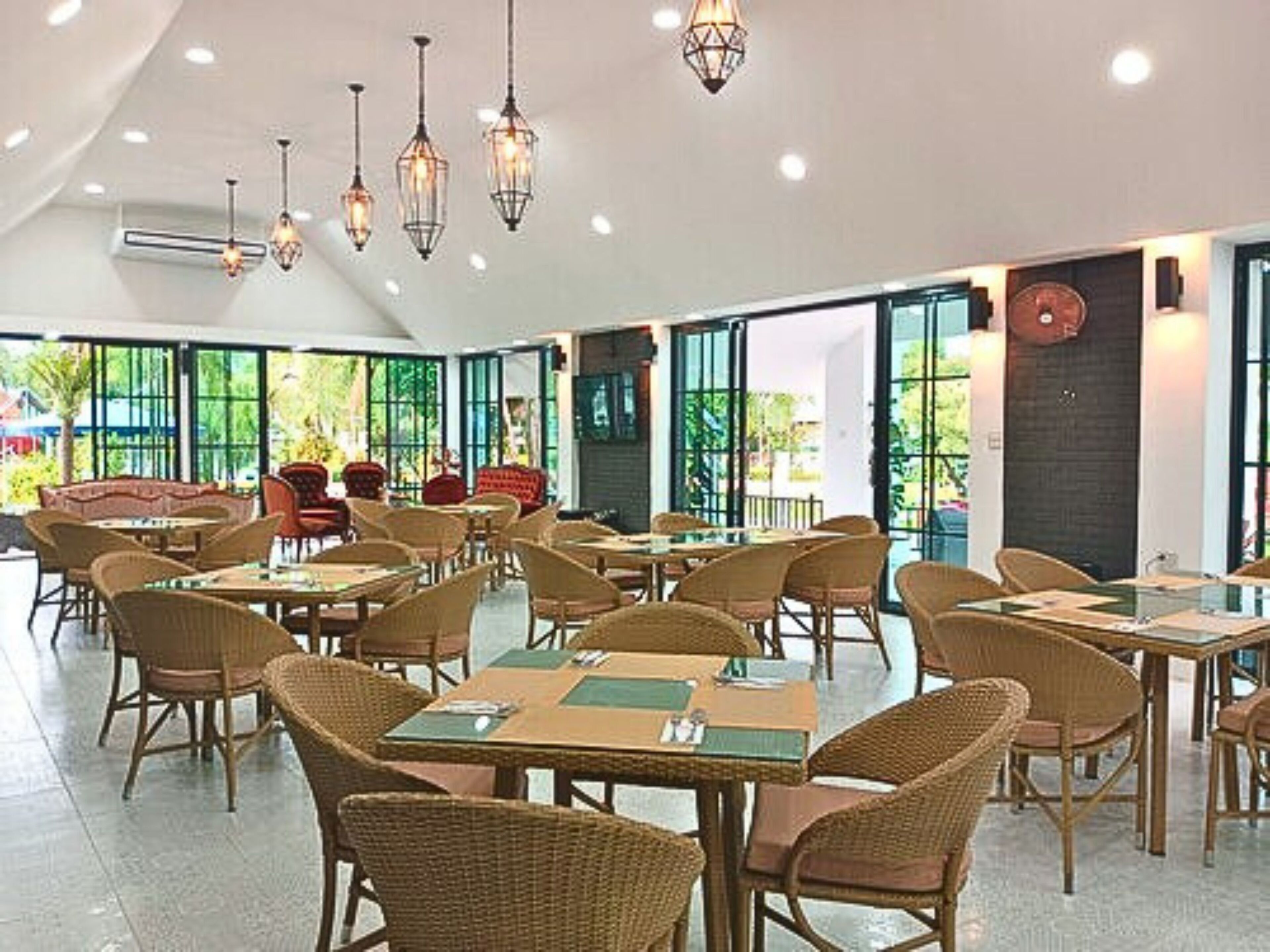 Breakfast, lunch, dinner served; international cuisine 