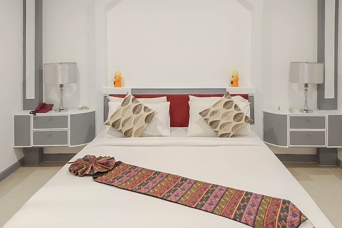 Junior Suite | 1 bedroom, minibar, in-room safe, desk