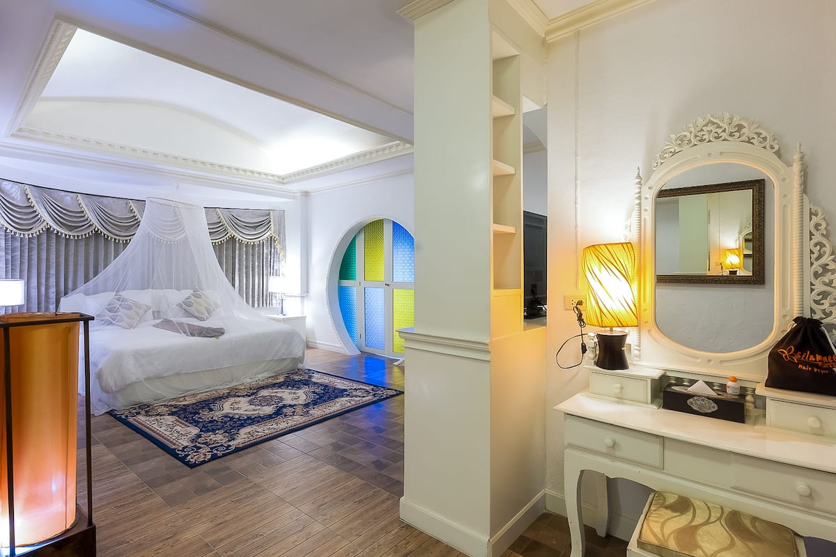 Honeymoon Suite | 1 bedroom, minibar, in-room safe, desk