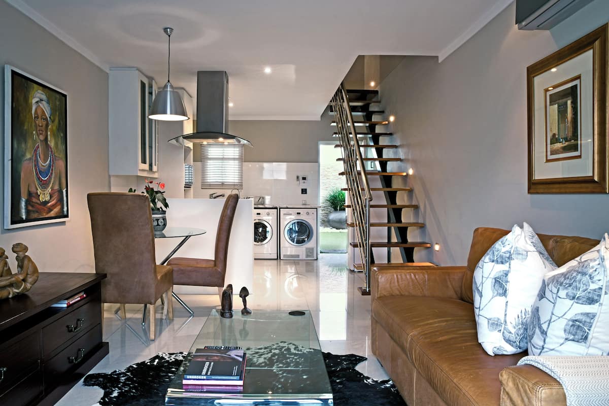 Executive-Apartment, 1 Schlafzimmer | Wohnbereich | 43-Zoll-Flachbildfernseher mit Satellitenempfang, Netflix