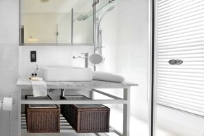 Deluxe Apartment, 2 Bedrooms, Non Smoking | Bathroom