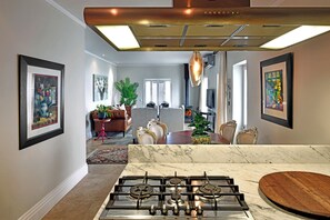 Executive-Apartment, 2 Schlafzimmer, Nichtraucher, Bergblick | Wohnbereich | 43-Zoll-Flachbildfernseher mit Satellitenempfang, Netflix