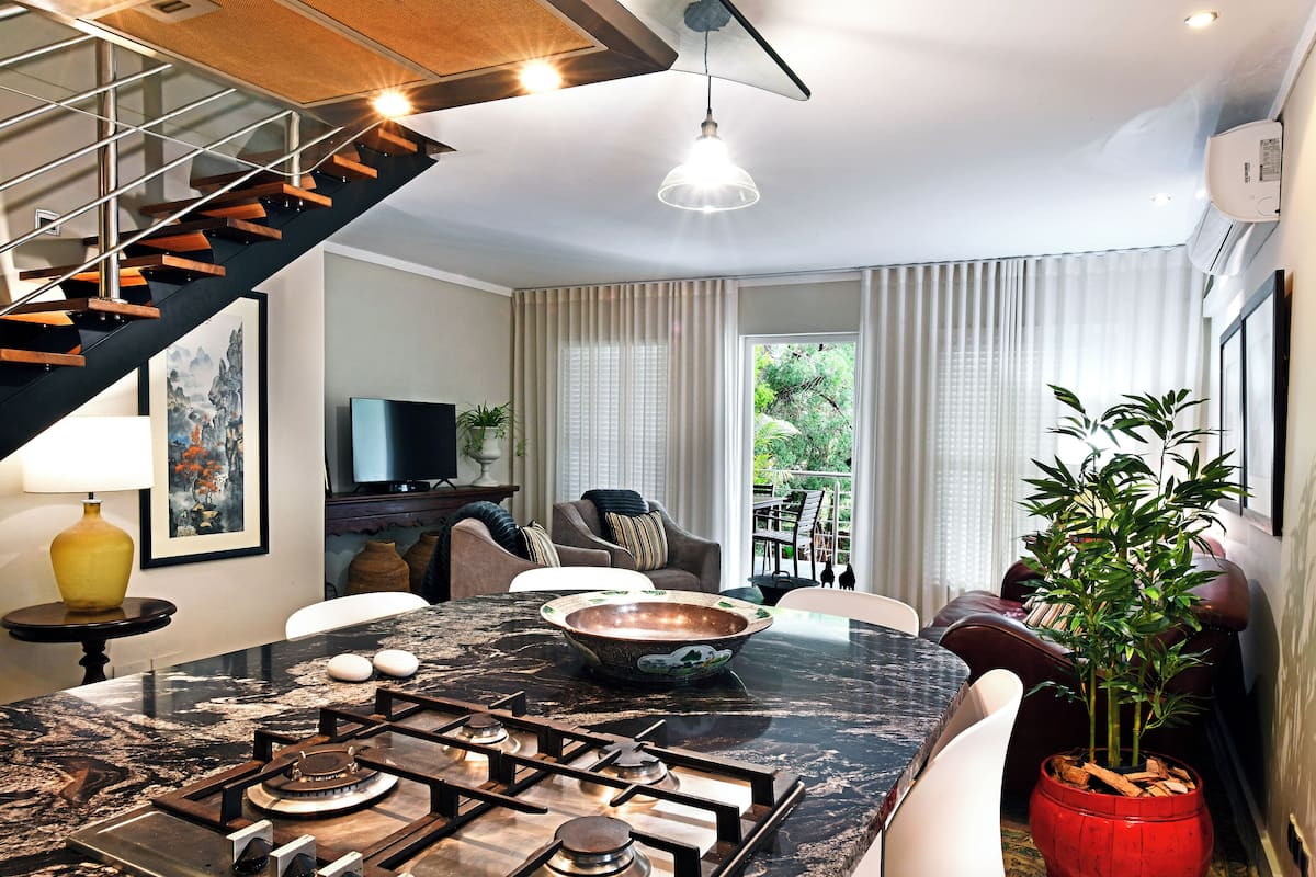 Superior-Apartment, 2 Schlafzimmer | Wohnbereich | 43-Zoll-Flachbildfernseher mit Satellitenempfang, Netflix