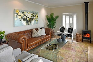 Executive Apartment, 2 Bedrooms, Non Smoking, Mountain View | Living area | 43-inch flat-screen TV with satellite channels, Netflix