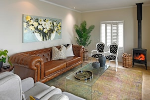 Executive Apartment, 2 Bedrooms, Non Smoking, Mountain View | Living area | 43-inch flat-screen TV with satellite channels, Netflix