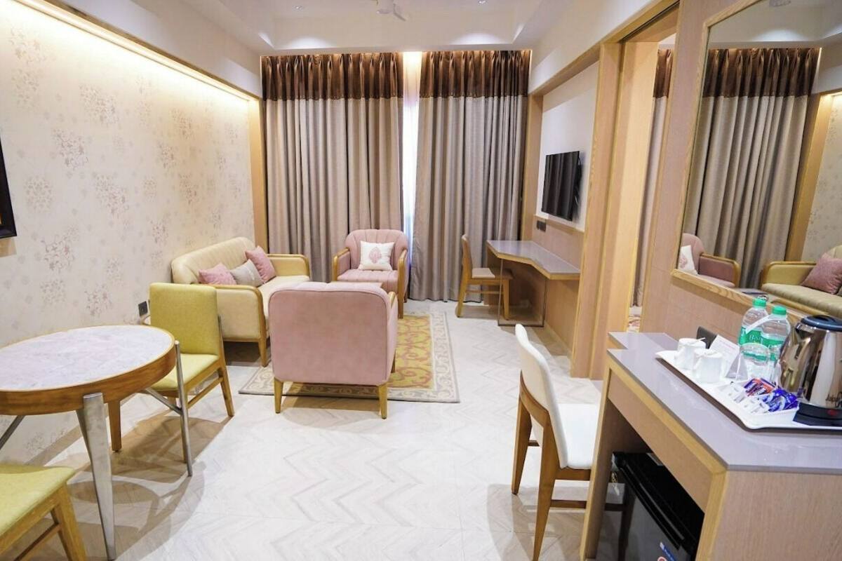 Suite Room | リビング エリア | 21 インチの液晶テレビ (衛星放送視聴可)、テレビ