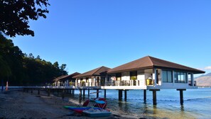 Aan een privéstrand, snorkelen, kajakken