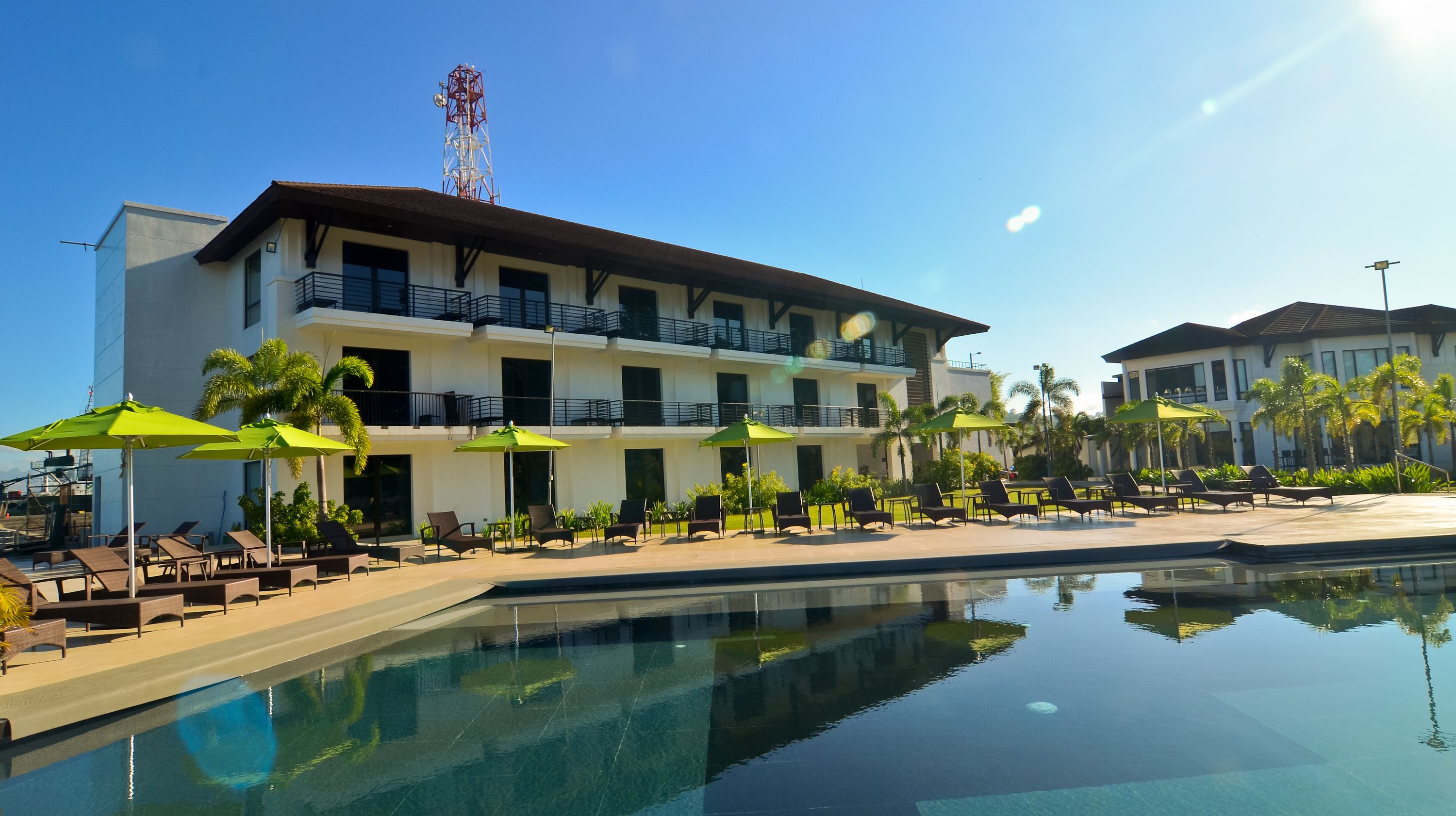 สระว่ายน้ำกลางแจ้ง, เก้าอี้อาบแดดริมสระ