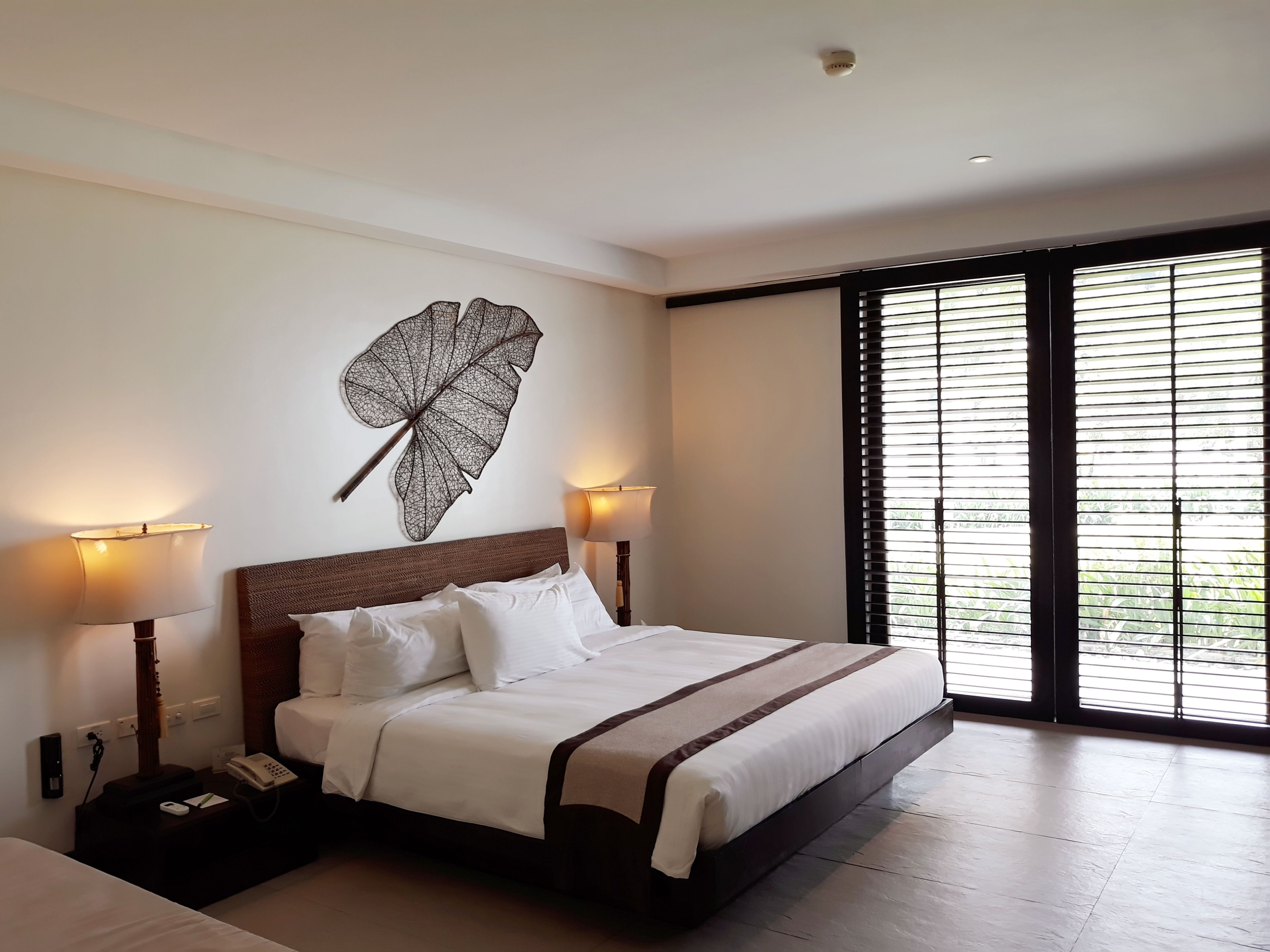 华丽单人房 | 客房内保险箱、办公桌、笔记本电脑工作区、熨斗/熨板