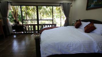 Desk, blackout curtains, rollaway beds, free WiFi