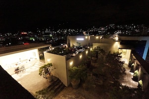 2 restaurantes; se sirve almuerzo y cena; cocina coreana