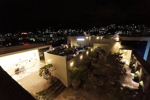 2 restaurantes, com serviço de almoço e jantar; culinária coreana