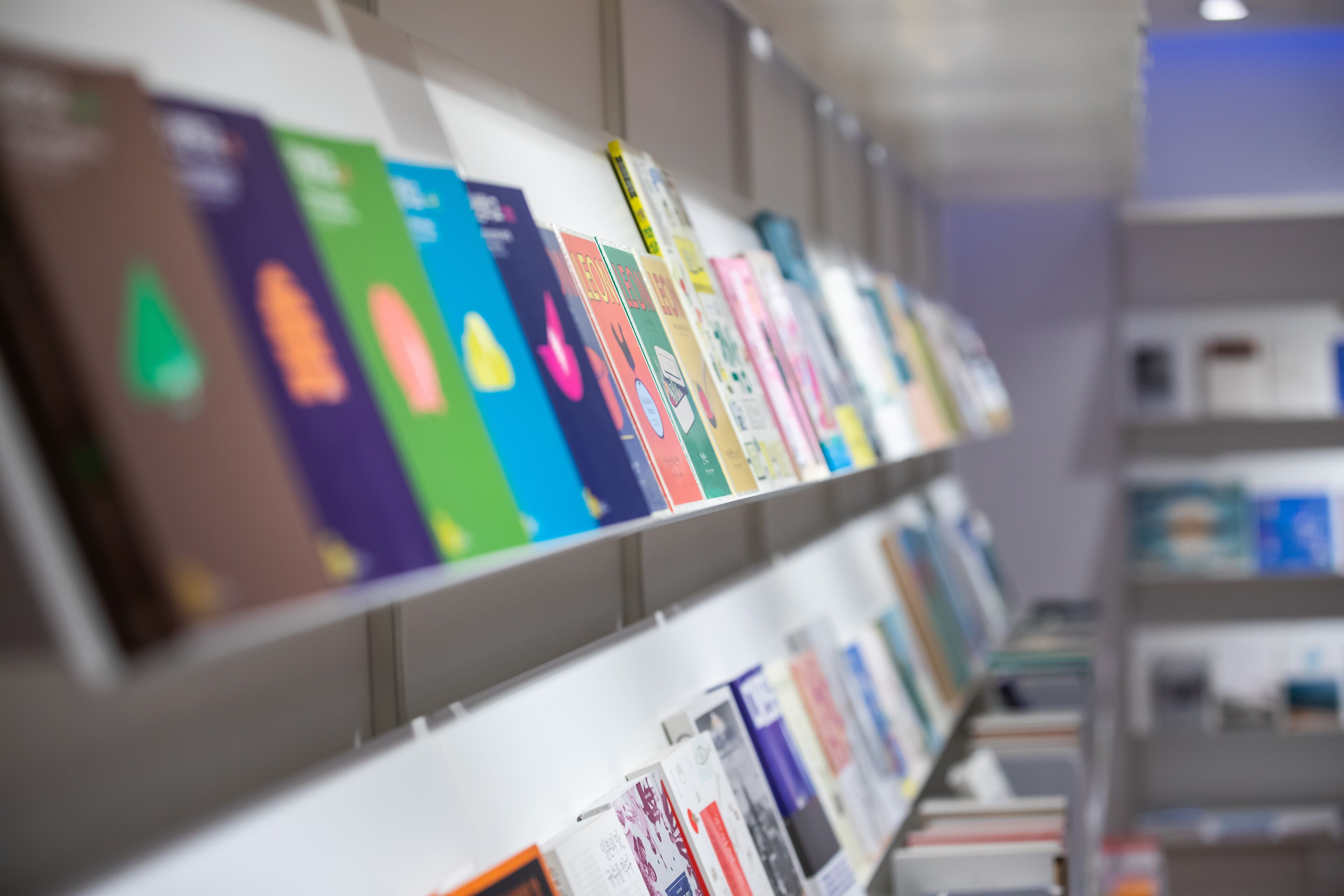 Una hilera de estanterías con libros de diversos colores y tamaños.