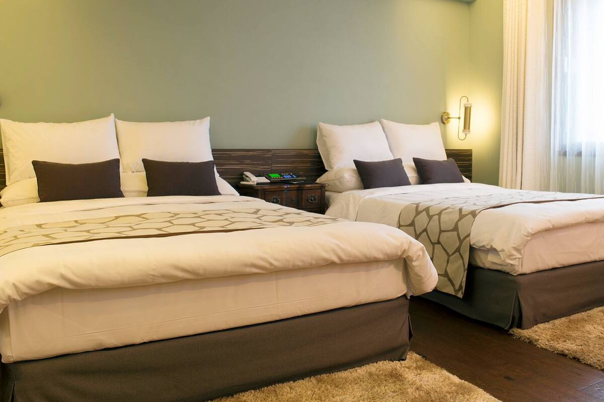 deluxe twin room | minibar, desk, blackout curtains, iron/ironing board