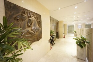 2 restaurantes; se sirve almuerzo y cena; cocina coreana