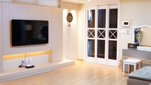 Villa Suite | Living area | Flat-screen TV - Matthieu Yeosu (Yeosu)