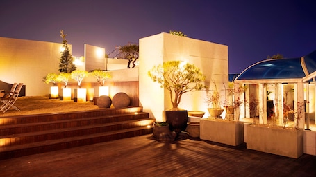 Exterior. Matthieu Yeosu