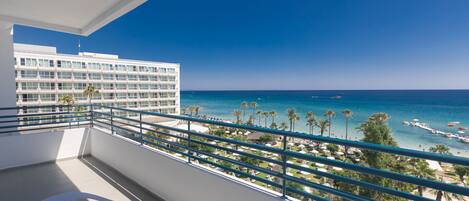 Kamer, 1 twee- of 2 eenpersoonsbedden, uitzicht op zee, aan het strand | Een minibar, een strijkplank/strijkijzer, gratis babybedden, gratis wifi