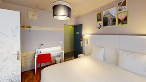 Family Room (4 people. No elevator) | Premium bedding, blackout curtains, iron/ironing board, free WiFi - greet Lille Gare Flandres (Lille)