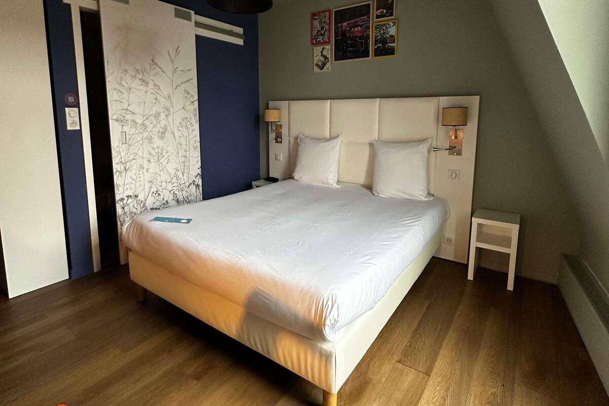 Huone, 1 parisänky | Ylelliset vuodevaatteet, pimennysverhot, silitysrauta/-lauta