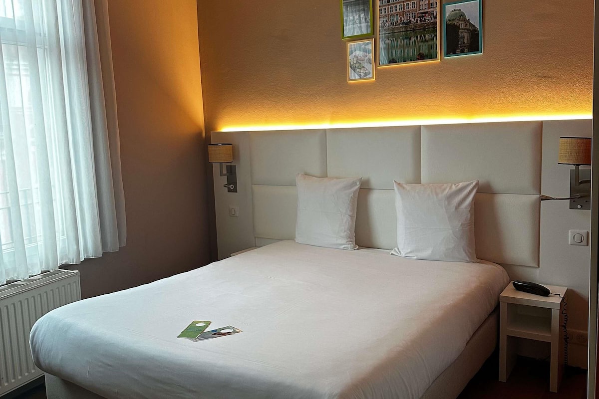 Quarto, 1 cama de casal | Roupas de cama premium, cortinas blackout, ferros/tábuas de passar roupa