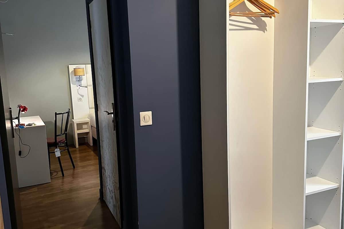 家庭房 (4 people. No elevator) | 高档床上用品、遮光窗帘、熨斗/熨板、免费 WiFi