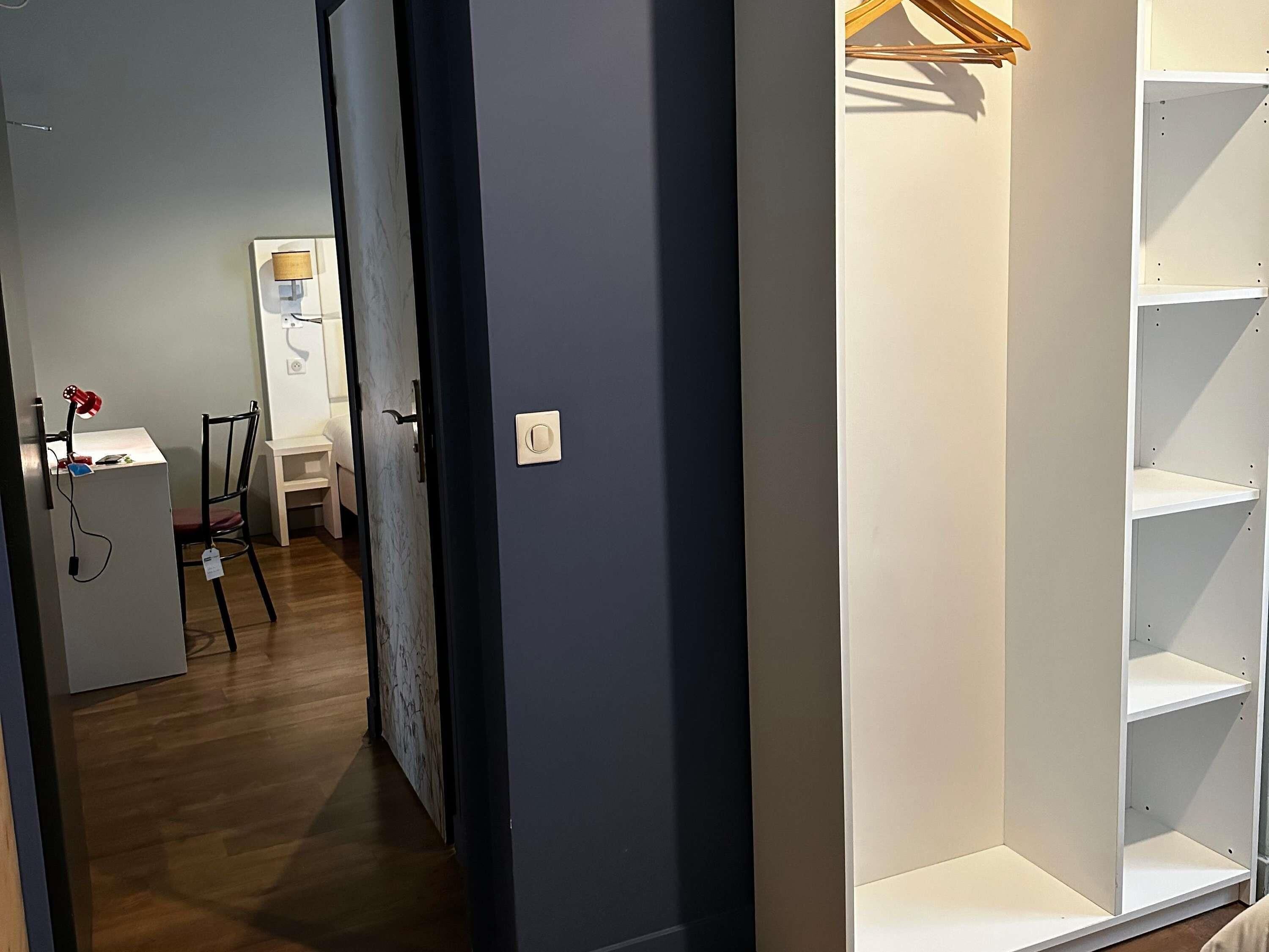 Familierom (4 people. No elevator) | Sengetøy av topp kvalitet, blendingsgardiner og strykejern/-brett