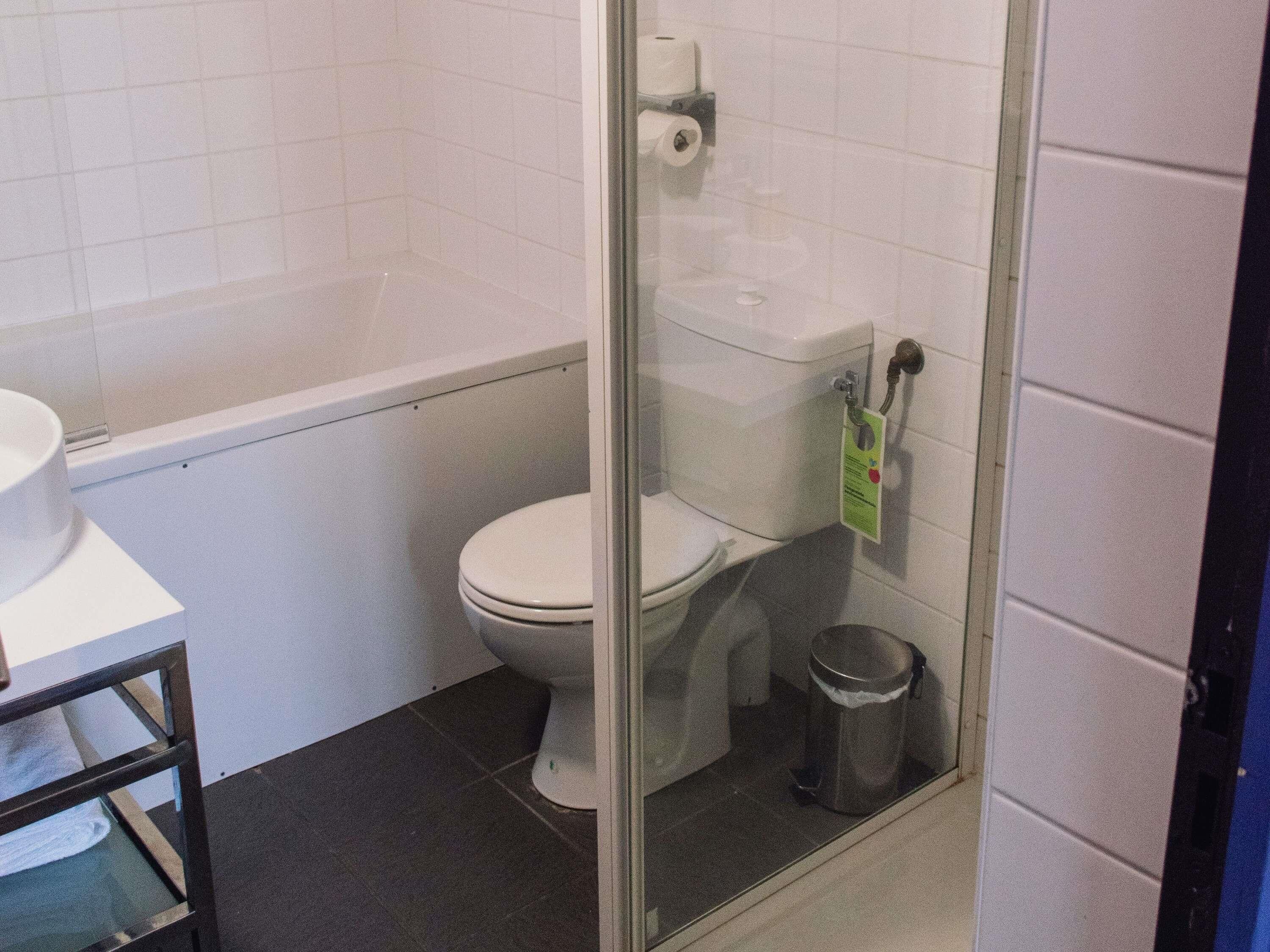 Room, 2 Twin Beds (Pop. No elevator) | Premium bedding, blackout drapes, iron/ironing board, free WiFi