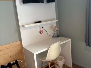 ห้องพัก, เตียงใหญ่ 1 เตียง | เครื่องนอนระดับพรีเมียม, ผ้าม่านกันแสง, เตารีด/โต๊ะรีดผ้า, Wi-Fi ฟรี