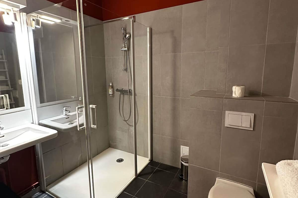 Quarto, 3 camas de solteiro (Pop) | Roupas de cama premium, cortinas blackout, ferros/tábuas de passar roupa