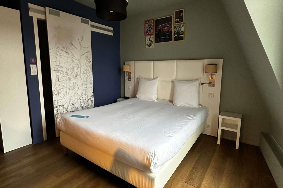Room, 1 Double Bed | Premium bedding, blackout drapes, iron/ironing board (on request)