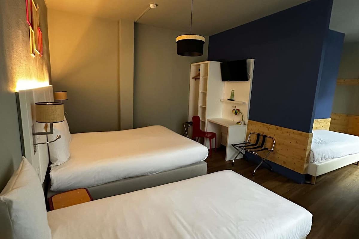 Phòng dành cho gia đình (4 people) | Bộ đồ giường cao cấp, màn/rèm cản sáng, bàn ủi/dụng cụ ủi quần áo