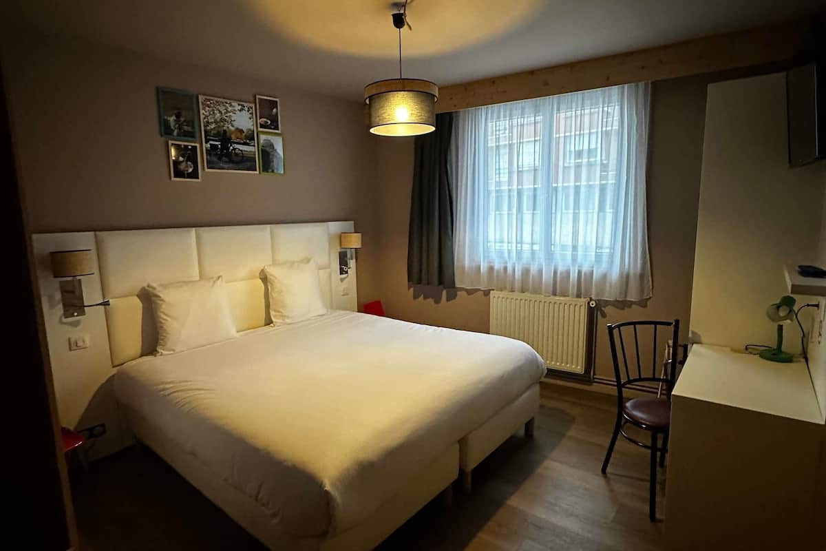 Quarto, 2 camas de solteiro (Pop) | Roupas de cama premium, cortinas blackout, ferros/tábuas de passar roupa