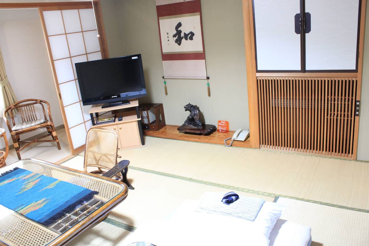 Japanese Style Triple Room | Desk, iron/ironing board, free WiFi