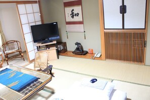 Japanese Style Triple Room | Desk, iron/ironing board, free WiFi - Nakatono Hotel (Sapporo)