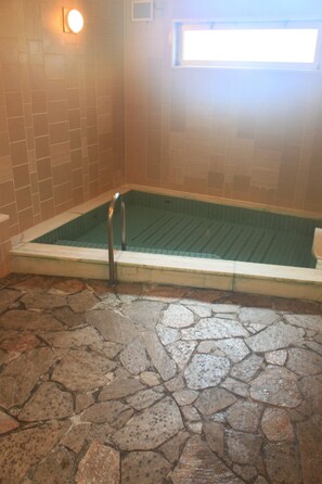 Indoor spa tub - Nakatono Hotel (Sapporo)