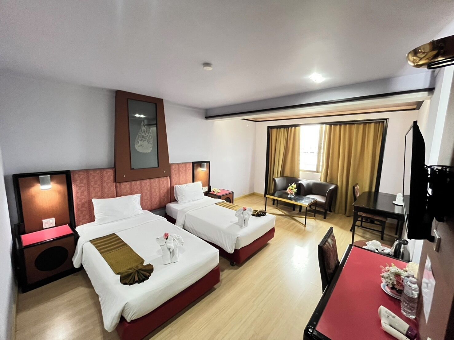 Executive Room | 客房内保险箱、办公桌、折叠床/加床（额外收费）、床单