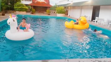 Kolam renang outdoor, dengan kursi berjemur