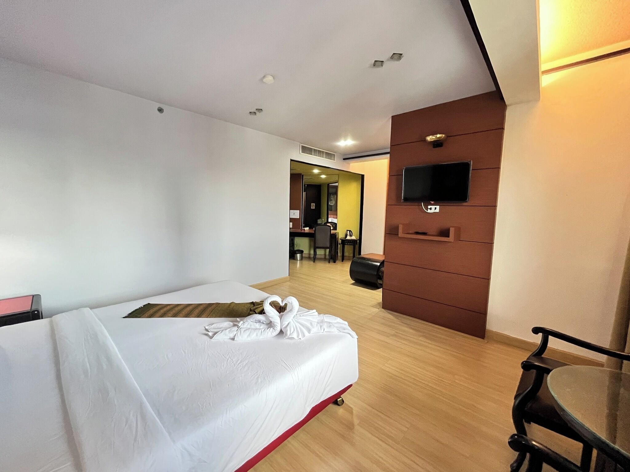 Executive Room | In-room safe, desk, rollaway beds, bed sheets