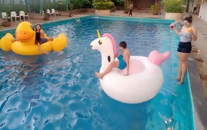 Outdoor pool, pool loungers - BP Grand Tower Hotel (Hat Yai)