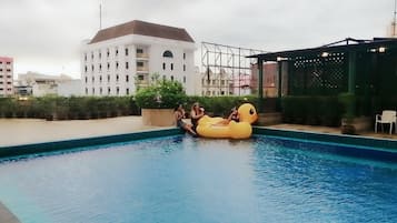 Alberca al aire libre y camastros