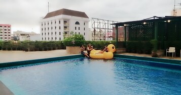 Piscina externa, espreguiçadeiras