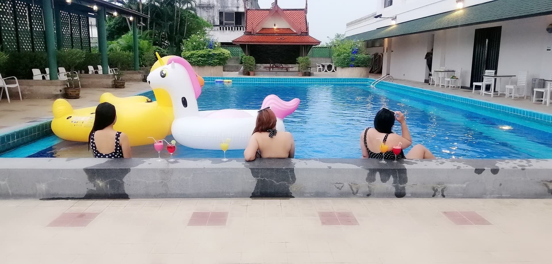 Hồ bơi ngoài trời